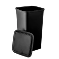 kosz-na-smieci-z-uchylna-klapa-bentom-czarny-10-l.webp