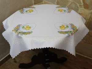 Obrus wielkanocny 80x80cm kurczaczki